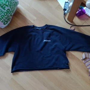 Tjocktröja  - Ny. Cropped tröja. Villig att byta pris. Minst 30 kr. 