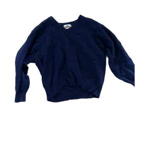 Stickad v-ringad tröja köpt secondhand💙 Nopprig och i begagnat skick. Skicka meddelande för fler bilder och använd gärna köp nu!