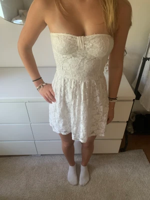 Klänning  - Jättesöt klänning utan band! Storlek xs men stretchig så passar en s också💓 hon på bilden är 165cm lång⭐️