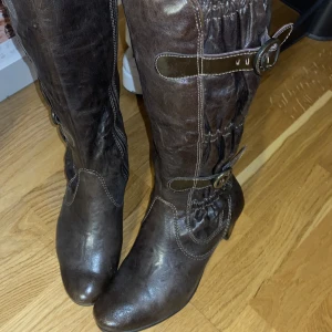 Bruna läderboots - Så snygga klackar, tyvärr lite små på mig:( skriv för fler bilder!