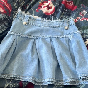 Jeans kjol - Säljer den här jätte fina jeans kjolen som jag köpte på marknaden i spanien. Säljer sen för att den inte satt så bra på mig, tryck gärna på köp nu  ( köparen står för frakten ) pris kan diskuteras 