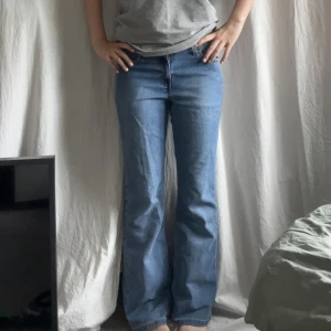 Levis jeans - säljer dessa då de tyvärr inte komemr till användning. De är bootcut och har väldigt stretchigt material. Har inga defekter! De syns inte på någon lapp på jeansen om vilken storlek dem är men de passar mig som är 165! Kontakta mig om du vill köpa dem!!❣️