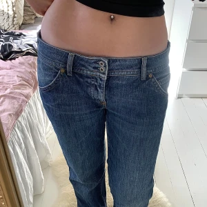 lågmidjade guess jeans - sååå snygga lågmidjade jeans från guess. 💗köpta här på plick men tyvärr var de för stora så säljer vidare. midjemått: 44x2, innerbenslängd: 75💖obs, frakten är tyvärr inte spårbar o kostar 66! 🫶🏻
