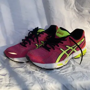 Säljer ett par fina Asics skor i storlek 39. 