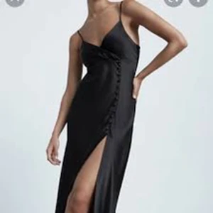 Satinklänning från zara - Jättefin satinklänning i en turkos färg från zara.  Har ej använt många gånger men det saknas en knapp, syns dock ej.