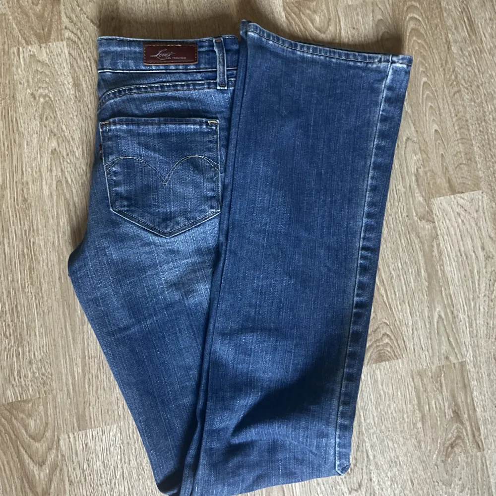 Säljer de perfekta lågmidjade bootcut jeansen från Levis då de tyvärr var för små för mig. Superfin färg och passform. Fint skick!  Midjemåttet är 67cm. Jeans & Byxor.