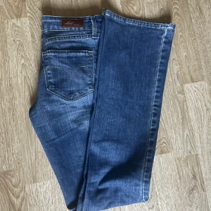 Lågmidjade Levis jeans  - Säljer de perfekta lågmidjade bootcut jeansen från Levis då de tyvärr var för små för mig. Superfin färg och passform. Fint skick!  Midjemåttet är 67cm