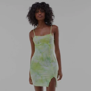 Bershka klänning - säljer en asläcker klänning från Bershka som är perfekt till sommaren🤩 använd 3 gånger och har storlek xs-s 💕💕