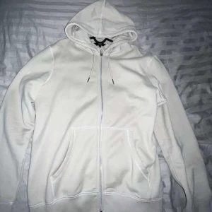 Hoodie - En riktigt fräsch kräm vit hoodie som man växt ur till salu.  