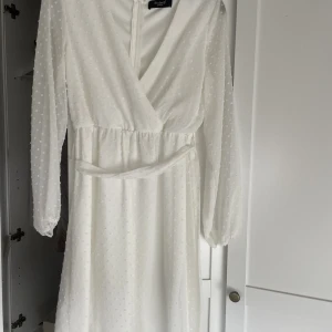 Vit klänning - Klänning från SisterS point strl XS men känns mer som S. Ballongliknande ärmar.