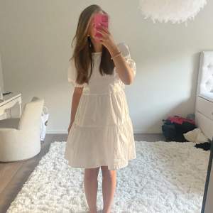 Säljer en vit zara klänning med öppen rygg som har knytning❤️finns inte längre att köpa och säljer den för den har inte kommit till användning 💕