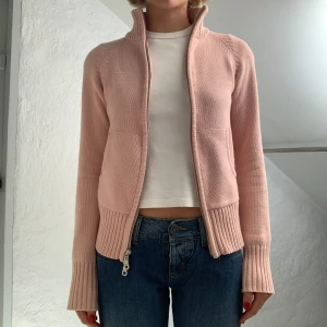 Rosa kofta - Så söt kofta i rosa 💓 dragkedjan är svår att stänga men annars är den i fint skick ✨