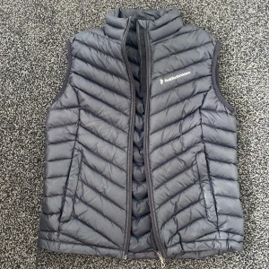 Peakperformance väst - Jättefin väst i svart/mörkblå från peak performance. Jättefint skick. Sparsamt använd.