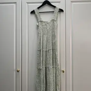 Oanvänd grön/vit-prickig klänning från Vero Moda. Lappen kvar.  Storlek S, normal i storleken.  Skickas med postnord eller hämtas i Visby!  