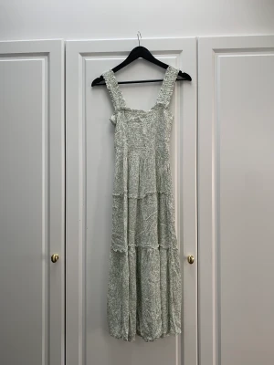 Midiklänning Vero Moda stl S - Oanvänd grön/vit-prickig klänning från Vero Moda. Lappen kvar.  Storlek S, normal i storleken.  Skickas med postnord eller hämtas i Visby!  