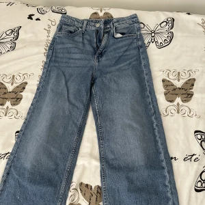 Hm jeans  - Ett var jeans som är i bra skick. Ny pris runt 200kr. Kontakta mig om du har frågor eller vill ha mer bilder på byxorna. Kan mötas upp i Gullspång eller Karlskoga och vägarna mellan där tex Degerfors 