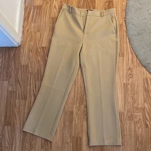 Kostymbyxor  - Beiga kostymbyxor som inte kommer till användning 