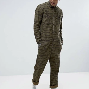 carhartt overall - carhartt cani overall i storlek L köpt på asos (slutsåld) mer bilder kan skickas vid förfrågan! 