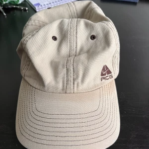 Vintage Nike ACG keps - Vintage Nike ACG keps knappt använd av mig men använd av förra ägaren. Fortfarande i bra skick dock, skulle säga 7/10