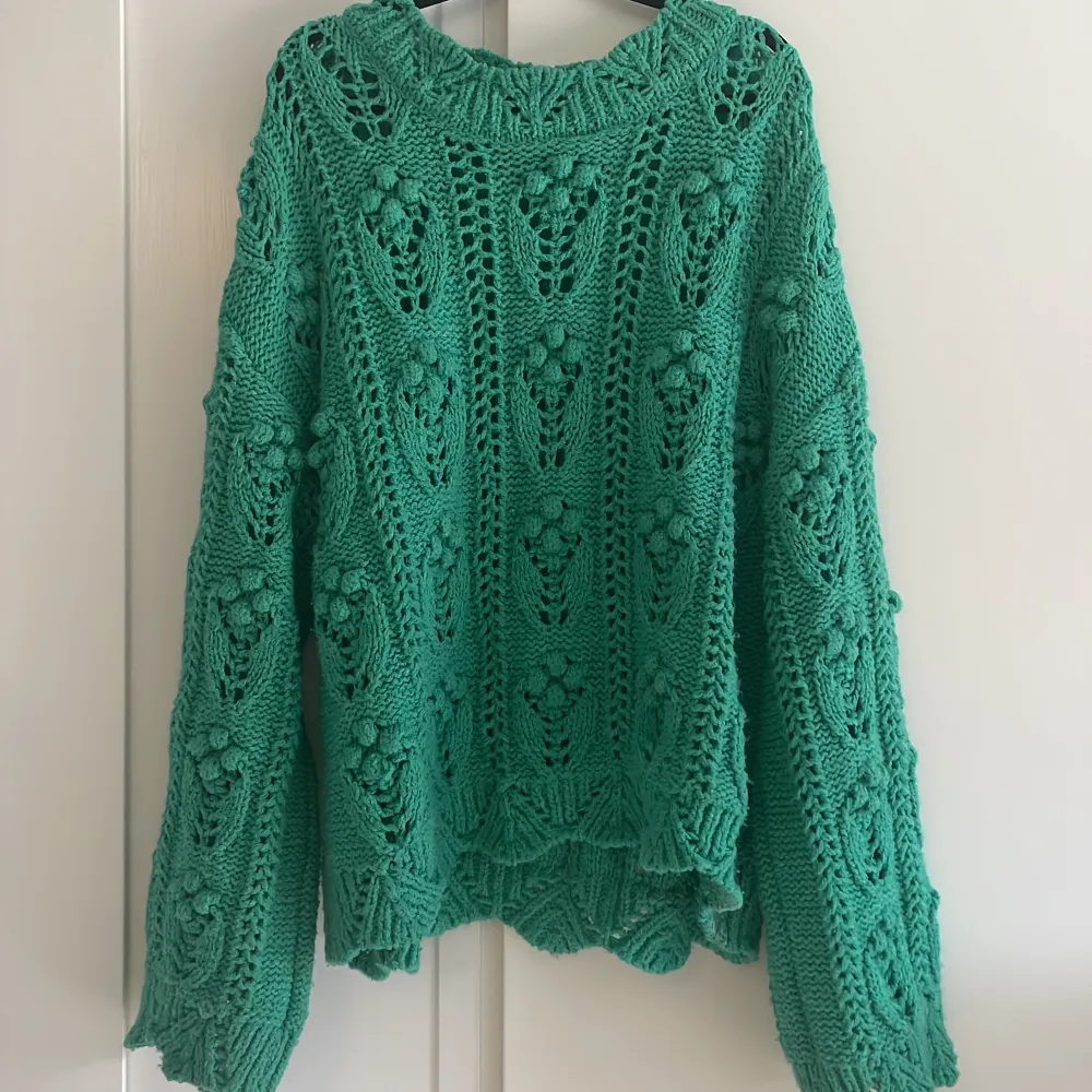 Säljer denna stickade gröna tröjan från zara köpt sommar 2021 💕 storlek M 🫶🏻 säljer pga att den inte kommer till användning 👍🏼. Stickat.