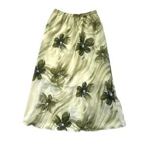 Blommig grön långkjol - Supersnygg vintage kjol! Köpte på en vintage shop. Säljer pga den är lite stor i midjan på mig. Jag är 179 och den går nästan ner till marken. Passar folk som är 170 och längre i längden. Den är väldigt stretchiga och passar S/M/L