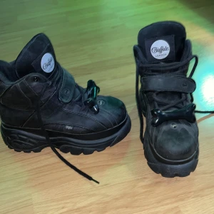 Buffalo plattform skor ny pris över 2000 - Det är buffalo skor med jermey scott ben på sko snörena vet inte om benen är äkta för jag köpte dom på eBay eller nåt för flera år sedan men det är såklart äkta buffalo skor köpte dom på den officiella sidan (condition: använda slitna inuti vid hälen) 