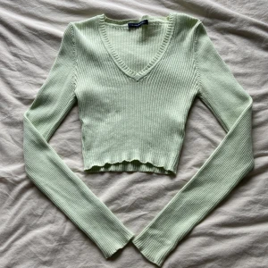 Brandy Melville ljusgrön ribbad tröja  - Har knappt använts, är ”onesize” men den passar på mig och har vanligtvis S, materialet är stretchigt 