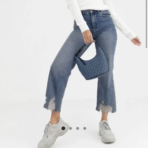 Raka jeans med revor  - Mina favorit jeans som jag har växt ur. Super snygga och i god kvalitet. 