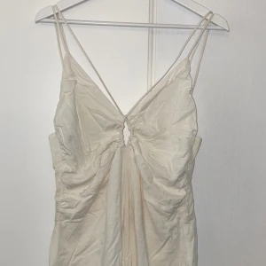 Sommarklänning  - Sommarklänning ifrån H&m  Väldigt skön stretchig i st l men passar mig bra som är en m.