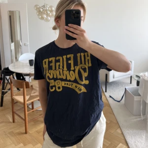 Oversize T-shirt - Blå t-shirt med gult tryck från Hilfiger Denim