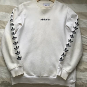 Adidas Tröja  - En vit Adidas Tröja med original märket på sidan av ärmarna. Storleken är S och passformen är normal.