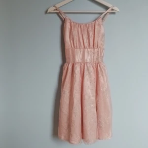 Prinsesskjol - En vacker prinsesskjol från Lindex, använd några gånger men i bra skick, finns blixtlås på sidan och möjlighet att göra den bredare.