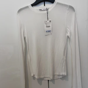 Vit tunn långärmad topp  - Vit tunn långärmad populär tröja/topp från zara. helt slutsåld och perfekt på sommaren över en lång kjol eller jeanskjol / jeansbyxa. 
