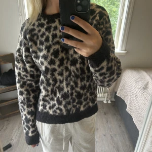 Stickad tröja - Säljer nu min stickade leopard tröja från nakd i storlek xxs💕