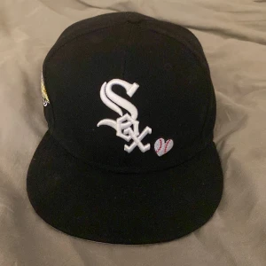 Newera Keps - Snygg Newera keps som är använd 1 gång. Inga defekter utan säljer p.g.A att den inte passar. Nypris runt 700. Byten funkar med.