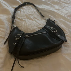 Svart handväska  - Svart handväska med silverdetaljer från H&M. Jättefint skick! Pris: 150kr🥰