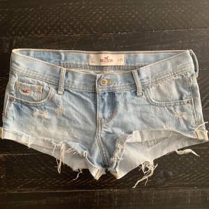 Säljer mina supersnygga ljusblå hollistershorts i storlek W25! Aldrig använda❤️ Lågmidjade! Passar mer en storlek 34 skulle jag säga! Midjemåttet på dessa är 80 cm! (Alltså runt höfterna där man är bredast) eftersom dessa är lågmidjade!