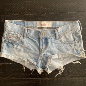 Jeansshorts 36 - Säljer mina supersnygga ljusblå hollistershorts i storlek W25! Aldrig använda❤️ Lågmidjade! Passar mer en storlek 34 skulle jag säga! Midjemåttet på dessa är 80 cm! (Alltså runt höfterna där man är bredast) eftersom dessa är lågmidjade!