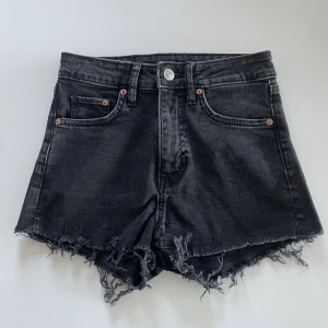 Jeansshorts - Svarta jeansshorts från H&M i storlek 32. Bra skick💕