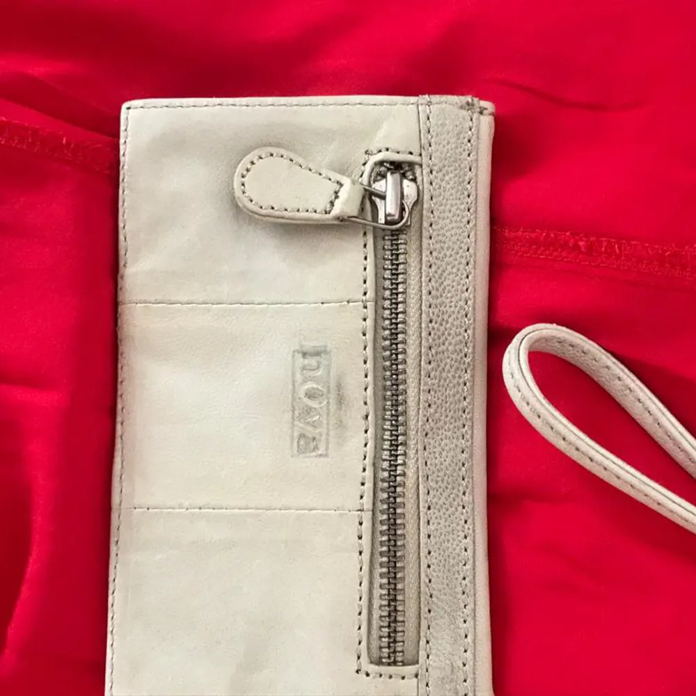 Säljer denna jättefina plånboken gjort av riktigt läder från märket Nova för 89kr❤️ . Väskor.