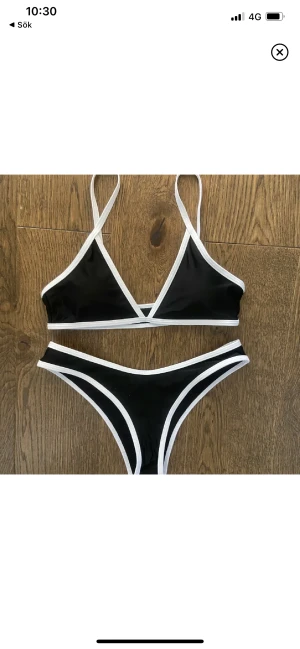 Bikini - Säljer en svart/vit bikini som påminner om den som Lovisa worge använder. Bikinin är i storlek S🤍