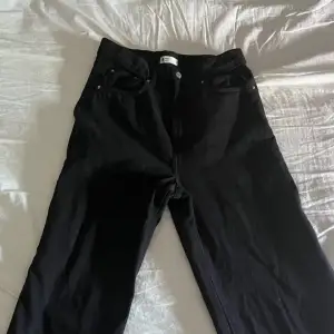 Svarta baggy jeans från Gina! ( Högmidjade) Säljer då de inte kommer till användning längre!