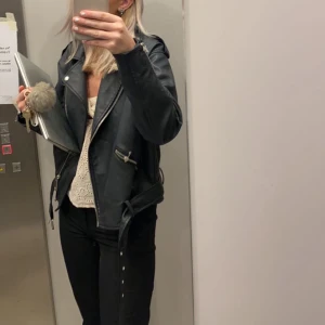 Skin jacka  - Jätte fin skin jacka oversize säljer då denna inte kommer till användning mer💕