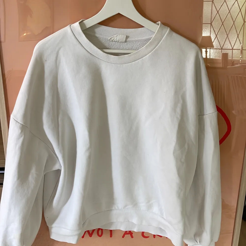 Vit sweatshirt från Ginatricot i storlek XL! Funkar bra som oversized då jag normalt är en S i kläder🌼 har en liten defekt, se bild 3  Köpt för 260 kr . Hoodies.