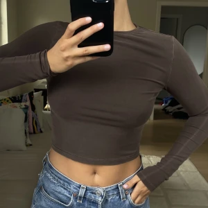 SKIMS longsleeve - Långärmad tröja från SKIMS i storlek S, använd 1 gång! ❤️‍🩹se min profil för 2 till SKIMStröjor i andra färger. Köpt för 699 och slutsåld i S på hemsidan