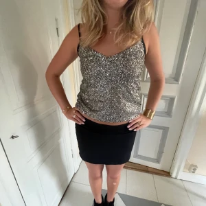 Glitter topp - Säljer denna prefekta festtoppen från mango, så fin!! 🤩🪩köparen står för frakt 