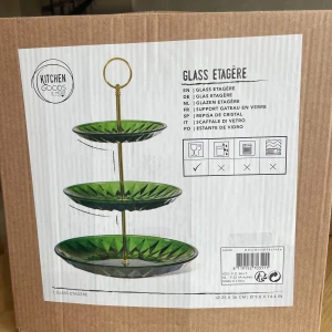 3-våningsfat  - Säljer 3-våningsfat för kakor&tårtor . Den är helt ny.