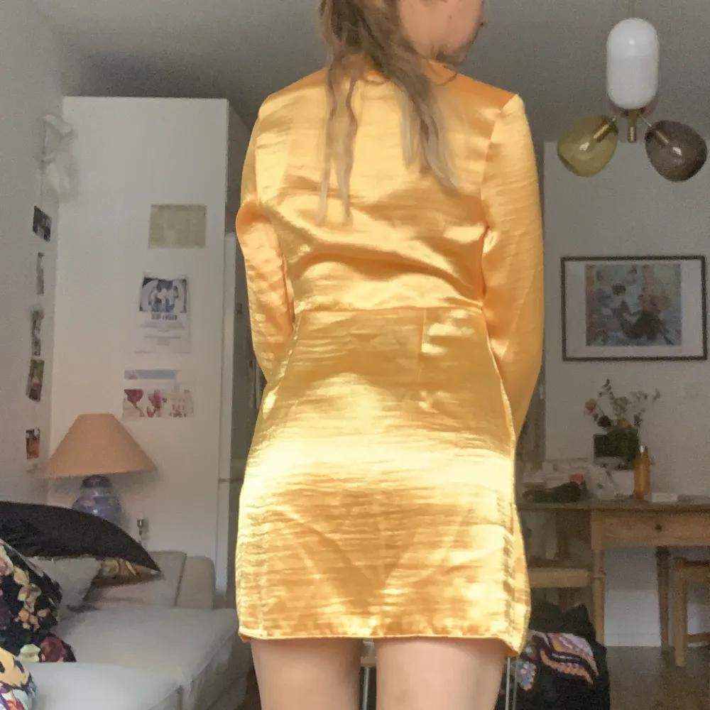 Fin klänning med prislapp kvar. Se sista bilden för att se både längden och en mer rättvis bild av hur färgen ser ut (orange). Klänningar.