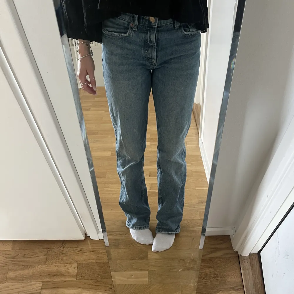 Midwaist straight leg jeans ifårn Zara 🤟🏼 Lagom i längden för mig som är 162 😙 Skriv för fler bilder 🤍. Jeans & Byxor.