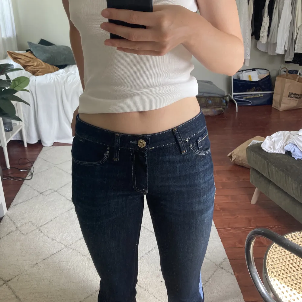 Jeans från Mavi i modellen Bella, smal bootcut och går hela vägen ner till marken på mig som är 173. Knappt använda. Skriv vid frågor eller fler bilder. . Jeans & Byxor.